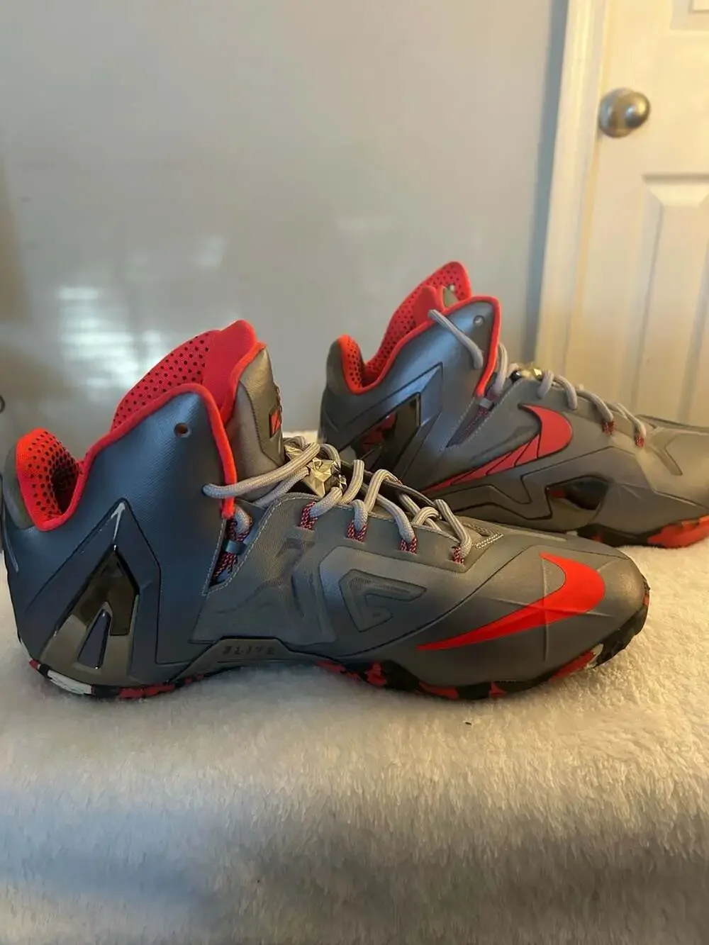 Nike LeBron 11 Elite Basketball Shoes Size 9.5